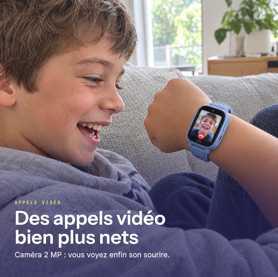 Enfant en appel vidéo avec un copain sur sa montre ARKO Kids A2 bleue